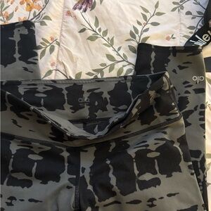 ALO Yoga Black and Gray Patterned Leggings